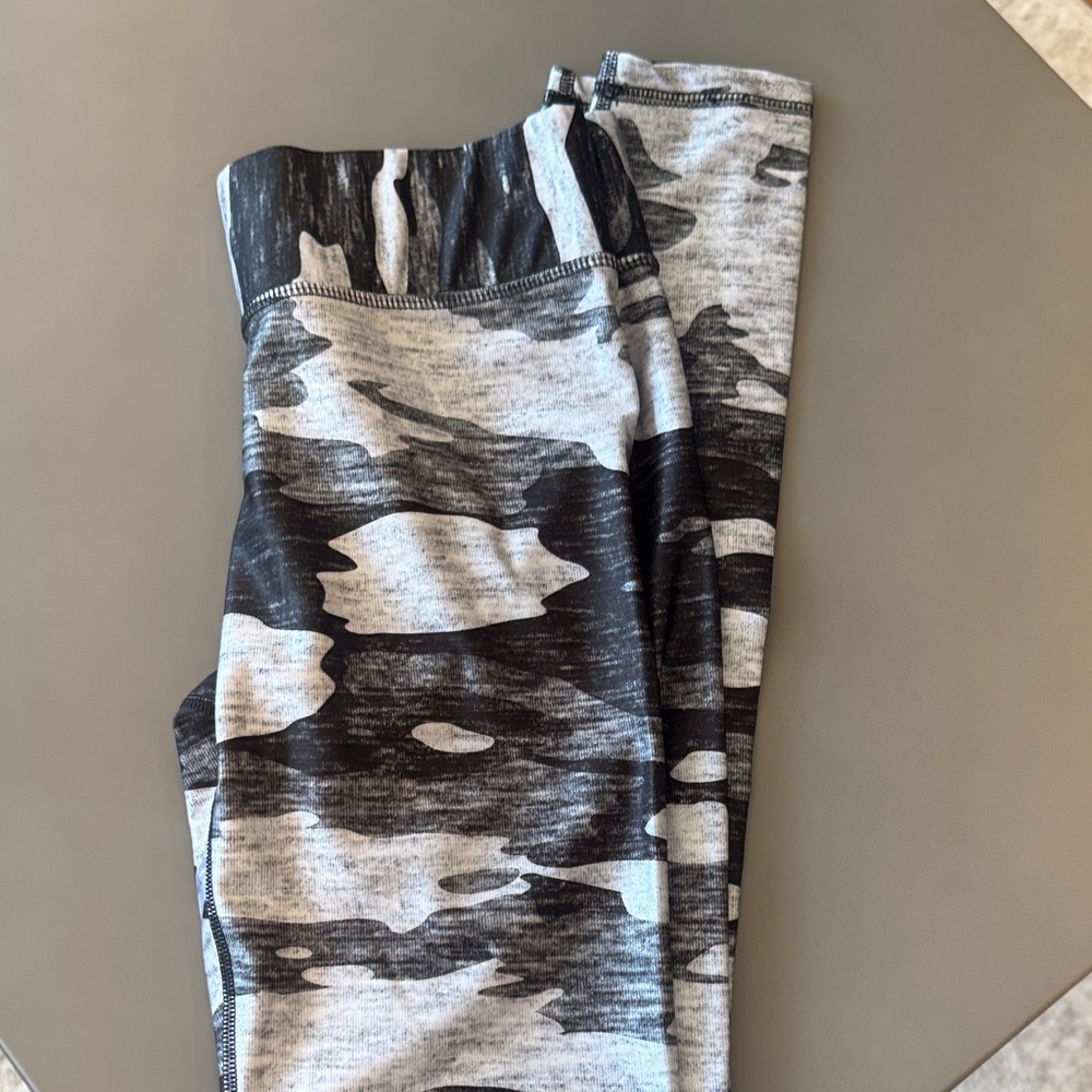 Terez Gray & Black Camouflage Leggings